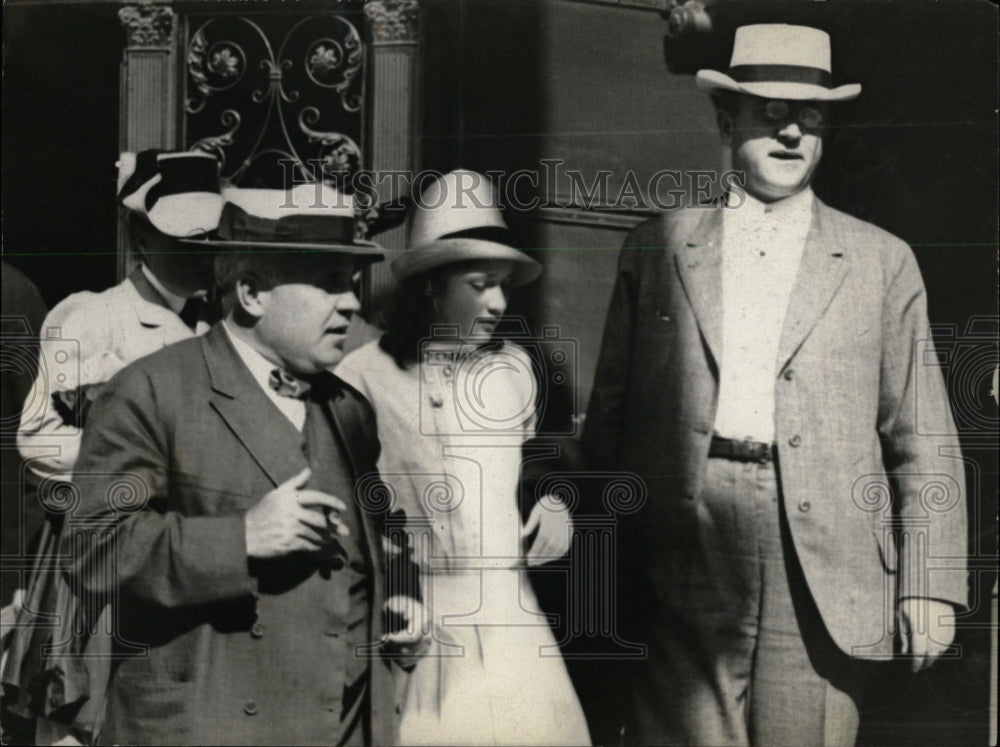 Press Photo Secretary Lane With Daughter Leaving House - RRW78105 - Historic Images