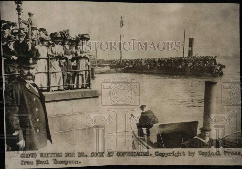 Press Photo crowd Dr. Cook Copenhagen waiting - RRW78119 - Historic Images