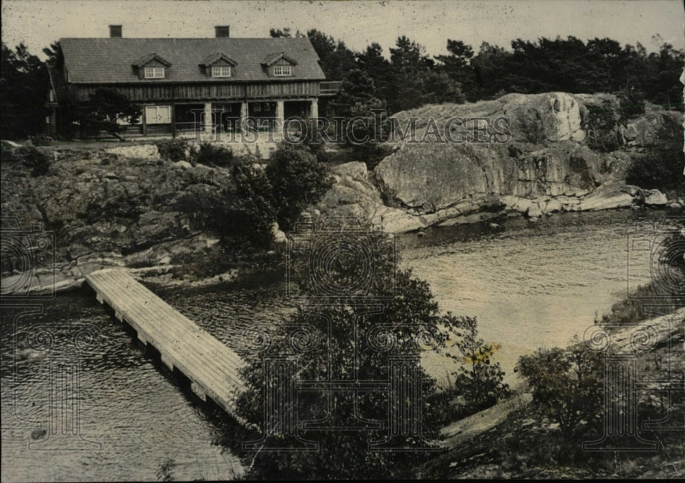 Press Photo house situated cliff above river - RRW78195 - Historic Images