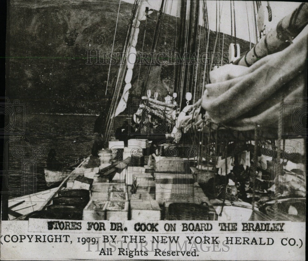 1909 Press Photo Stores For Dr. Cook On Board Bradley - RRW78207 - Historic Images