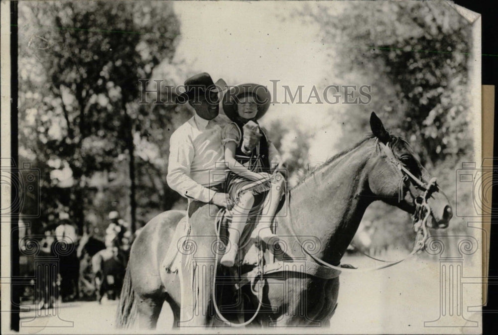 1937 Press Photo Rodeo Cowboy Bob Crosby With Child - RRW78241 - Historic Images