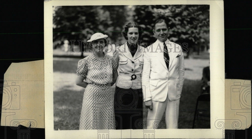 1938 Press Photo Mr.Paul A. Barker &amp; Family. - RRW78271 - Historic Images