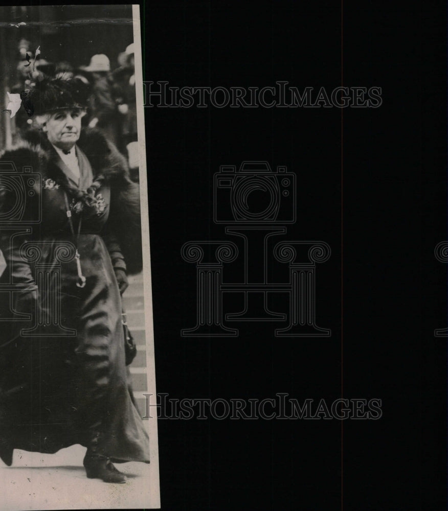 1910 Press Photo Walking woman - RRW78527 - Historic Images
