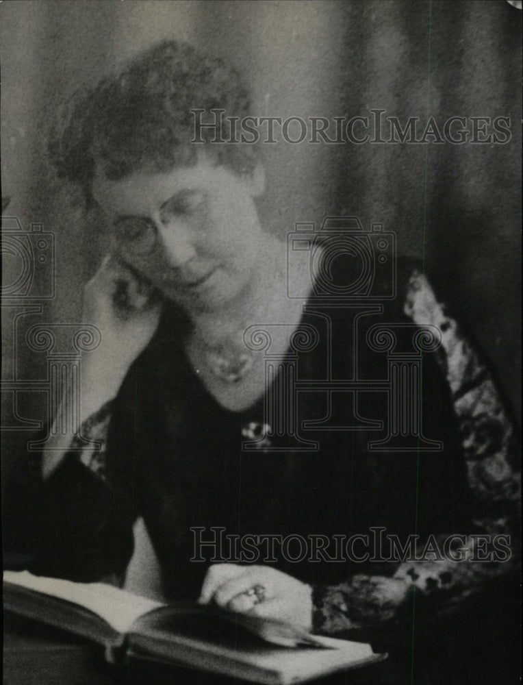 1930 Press Photo Kath Craig Read Book Hand Head Table - RRW78769 - Historic Images