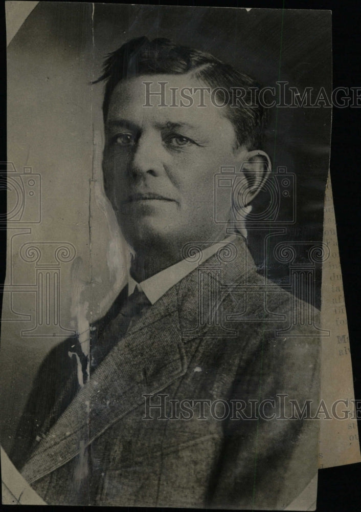 1928 Press Photo Canary Wilson Endeavor Avoid Man Car - RRW78829 - Historic Images