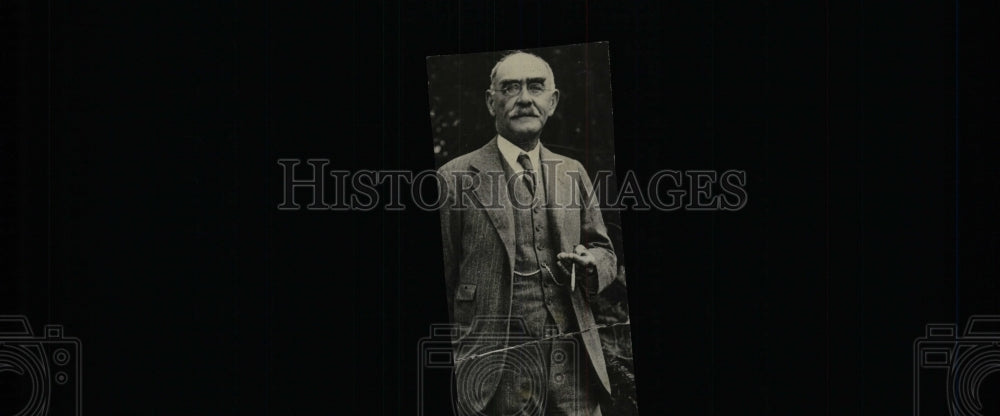 Press Photo Picture unidentified man pose fashion Suit - RRW79123 - Historic Images