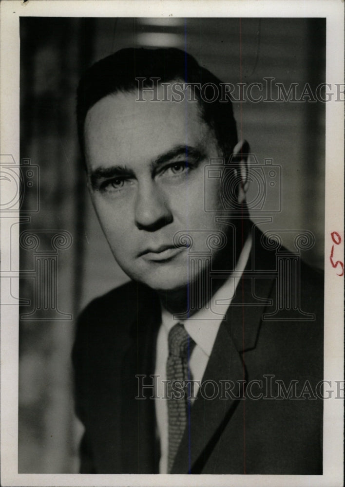 Press Photo Doctor Leighton Cluff clinic wears suit - RRW79175 - Historic Images