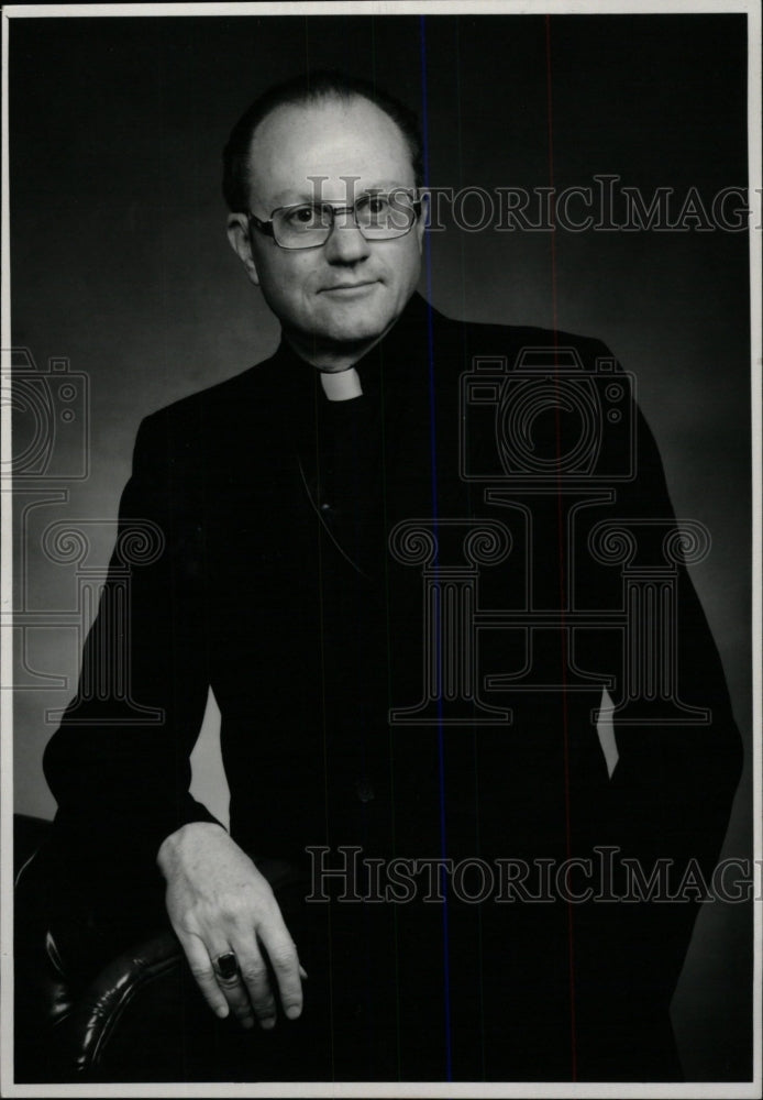 Press Photo Rev Richard Hanifen Roman Catholic - RRW79403 - Historic Images