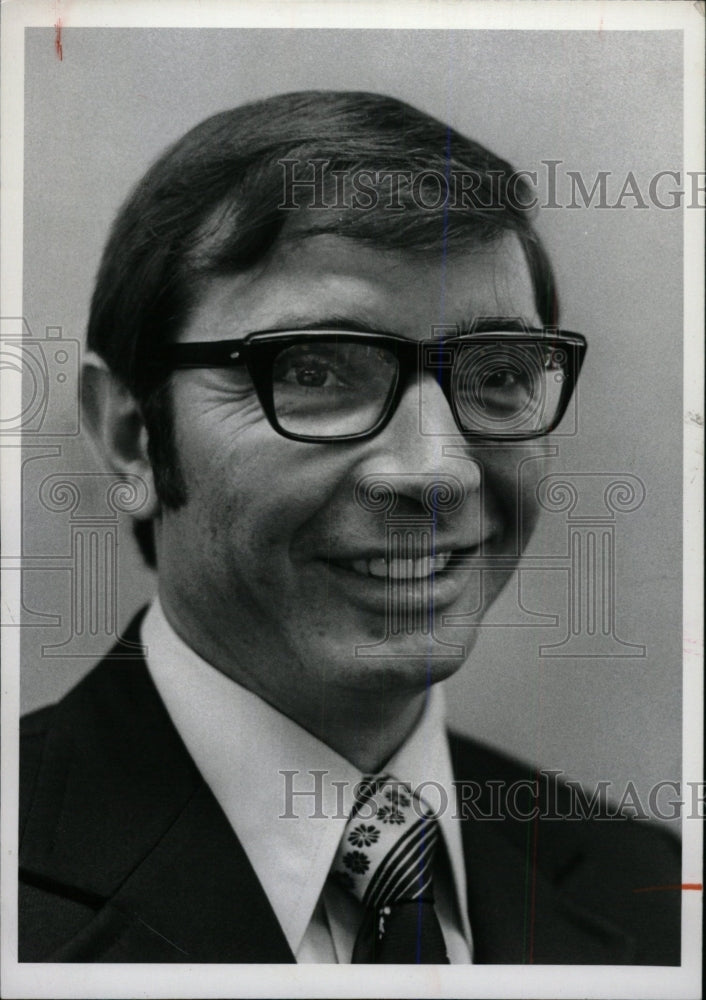 1976 Press Photo Robert Duppman Black coat smile tie - RRW79493 - Historic Images