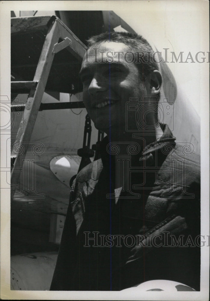 1967 Press Photo Lt Hampel Robert stands wall pose - RRW79985 - Historic Images