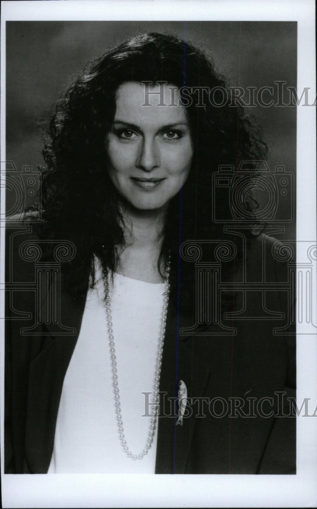 1992 Press Photo Veronica Hamel Eileen Ford Klute Time - RRW79987 - Historic Images