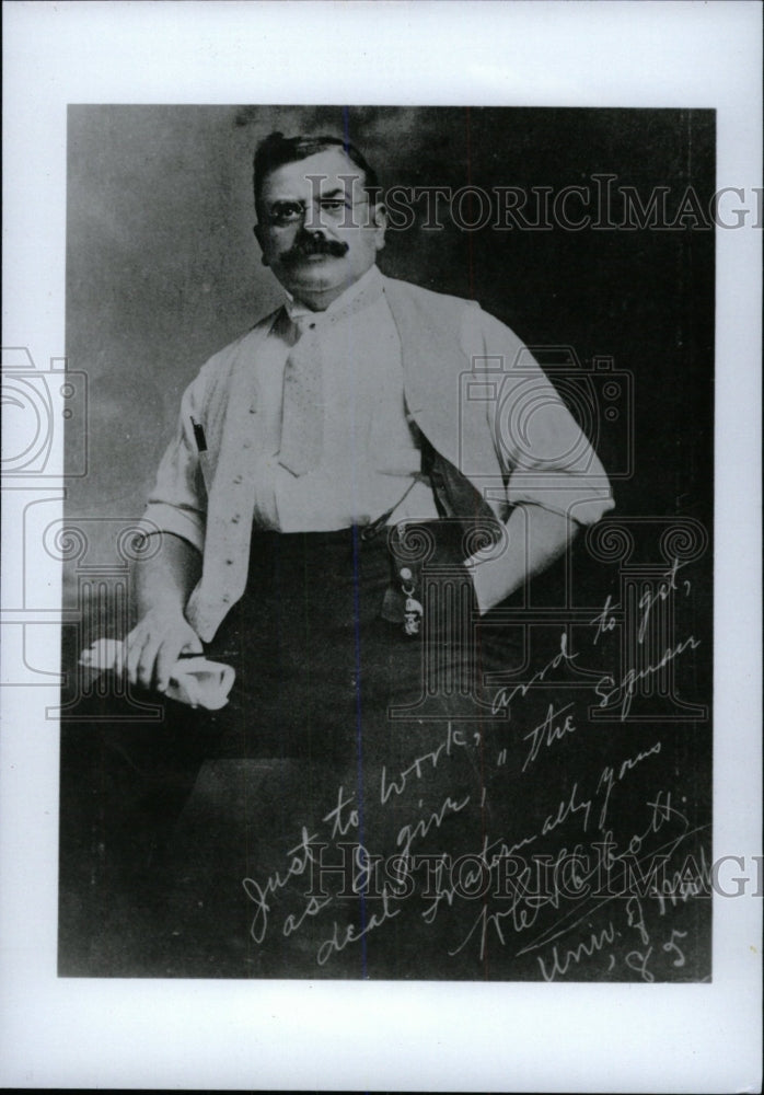 1988 Press Photo Doctor Abbott Wallace holds papers - RRW80103 - Historic Images