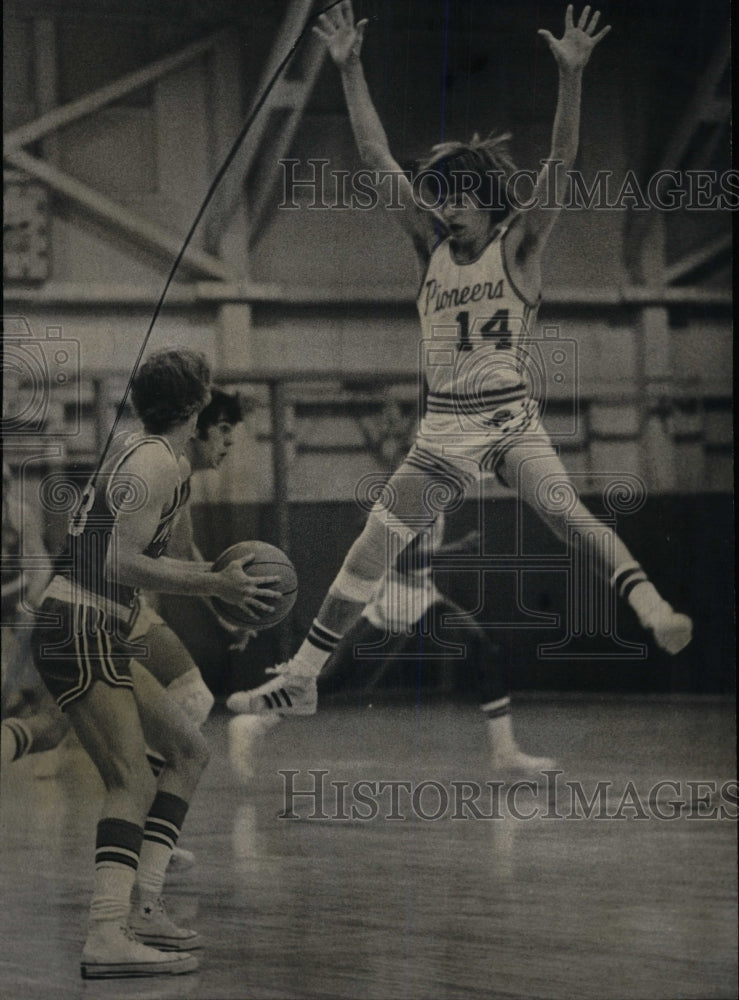 1972 Press Photo Du Doug Fredia Throws Stan Adams First - RRW80605 - Historic Images