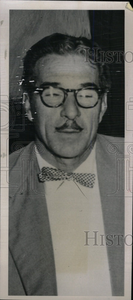 1958 Press Photo picture show Dozier Smile Spectacles - RRW80763 - Historic Images