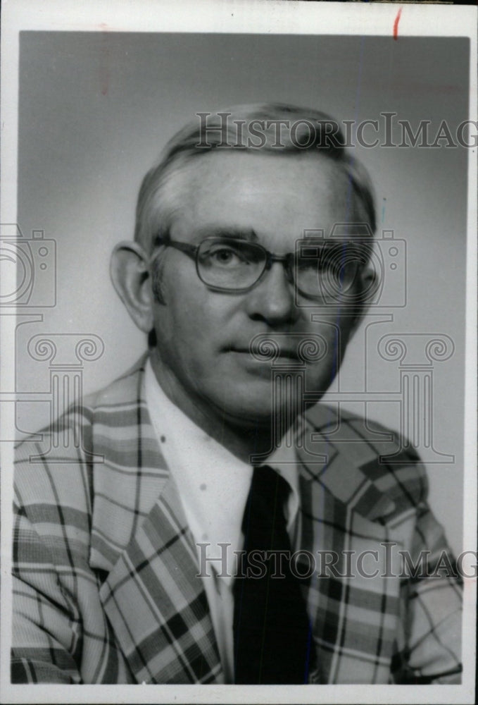 1975 Press Photo Lew Hammer Pres. Landscape Contractors - RRW80909 - Historic Images