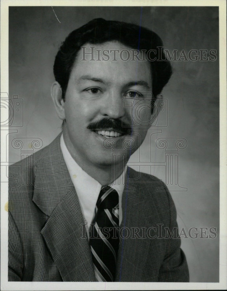 1982 Press Photo Conrad Kern President Omnibancorp - RRW80973 - Historic Images