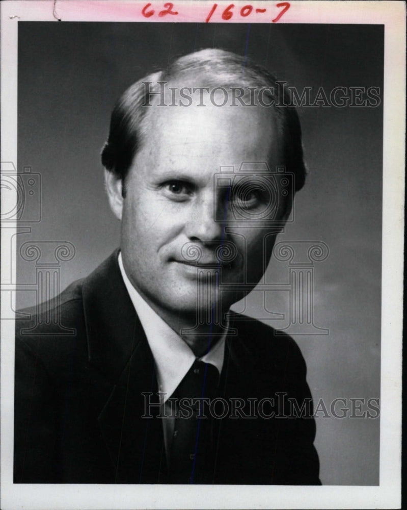 1983 Press Photo R.L. McGilvery, American Banker. - RRW81063 - Historic Images