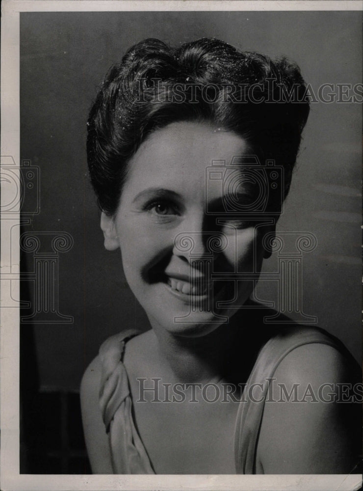 1937 Press Photo HAIR STYLE POMPADOUR COIFFURE - RRW81439 - Historic Images