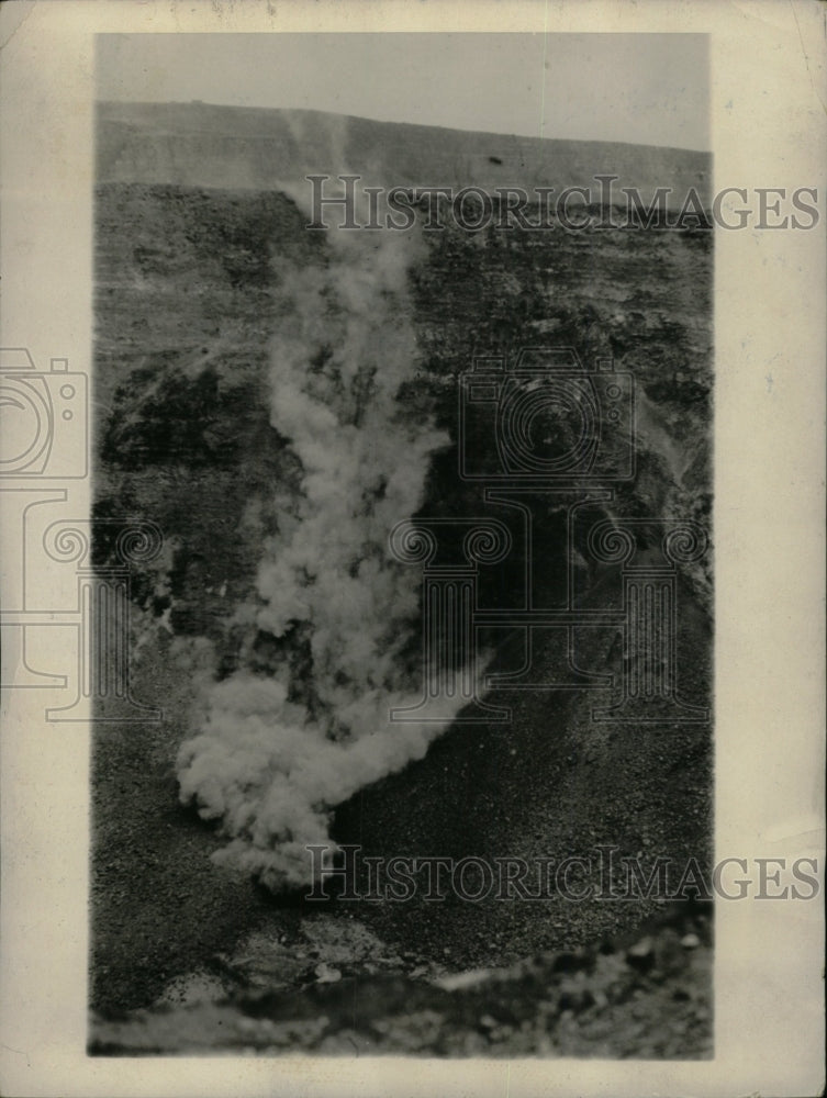 1928 Press Photo Halemaumau fissures steam material - RRW81603 - Historic Images