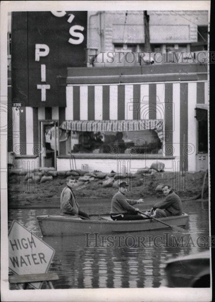 1964 Press Photo Milwaukie Residents flooded homes boat - RRW81713 - Historic Images