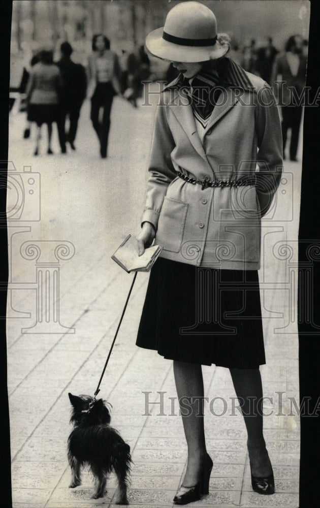 1972 Press Photo Cardigan Wool Pullover V-neck shirt - RRW81753 - Historic Images