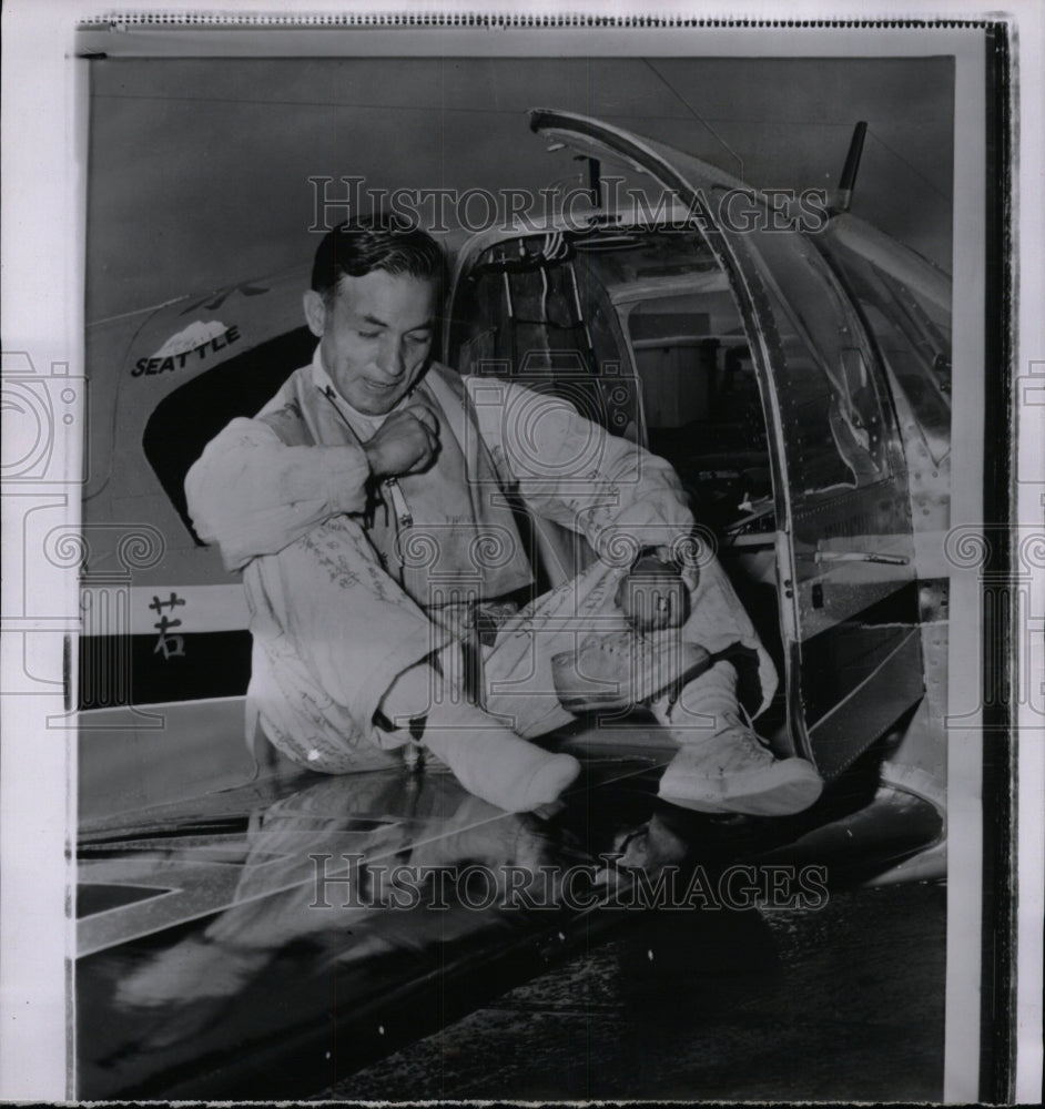 1958 Press Photo Flier Banfe New York Airport Don Hop - RRW81825 - Historic Images