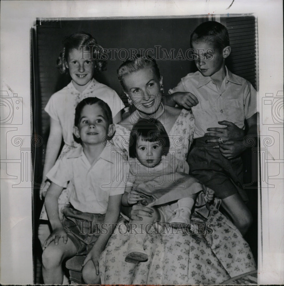 1957 Press Photo Mrs Mary Hartford Phoenix Ariz Wealthy - RRW81835 - Historic Images