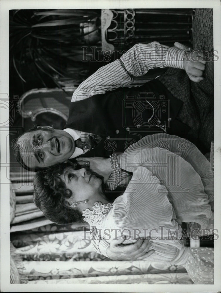 1969 Press Photo Margarita Braidwood Donald Ewet scene - RRW81867 - Historic Images