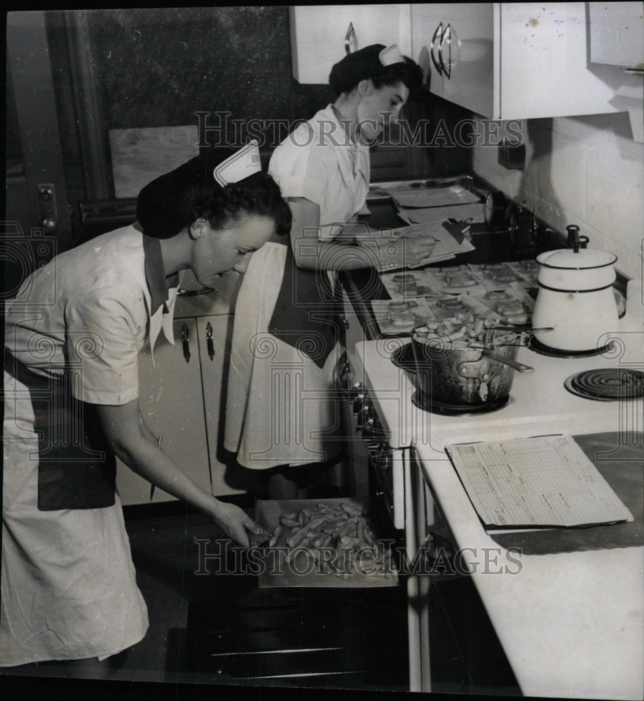 1950 Press Photo Potatoes Kitchen Farmers Caribou Fried - RRW81897 - Historic Images