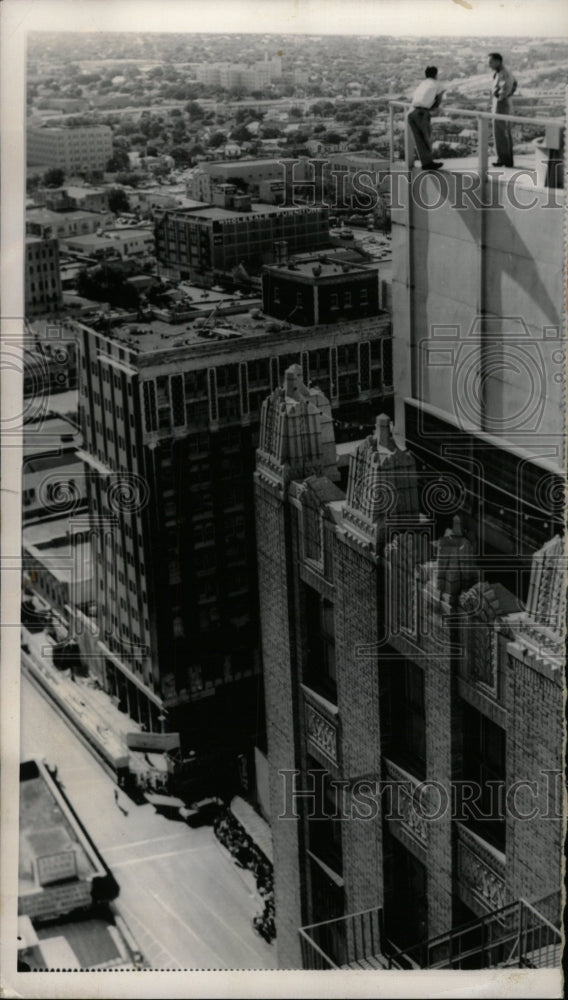 1961 Press Photo Joe Smith San Antonio Building Wife - RRW81901 - Historic Images