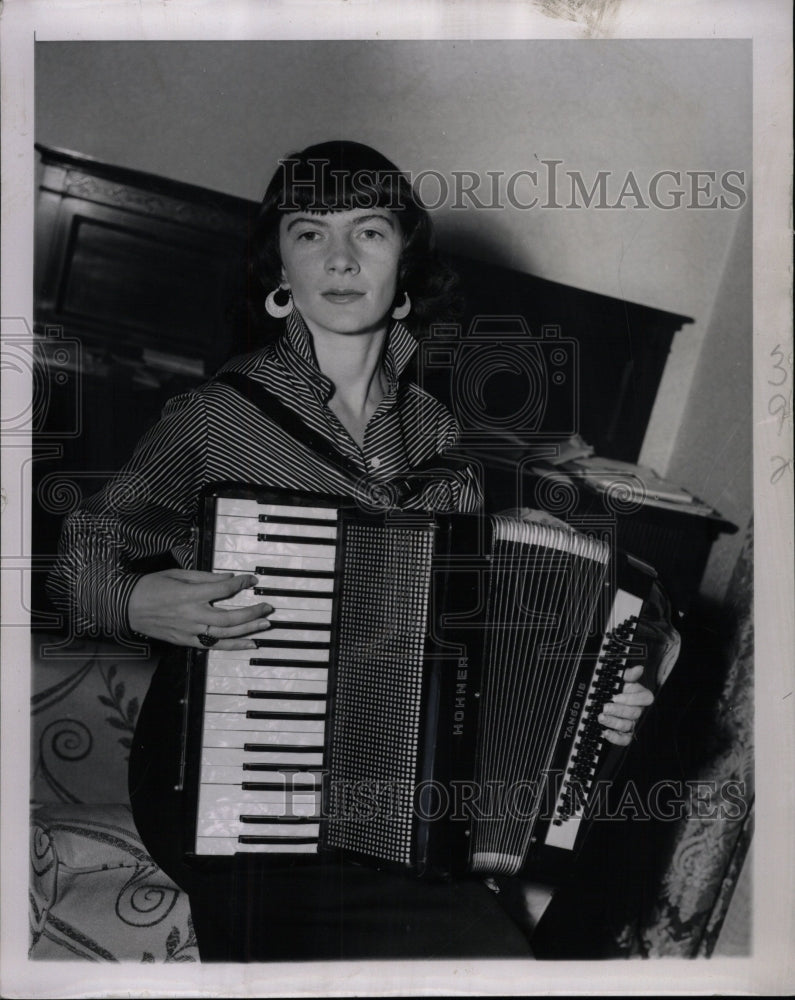 1953 Press Photo Mrs Tom Whitney Musician Instrument - RRW81915 - Historic Images