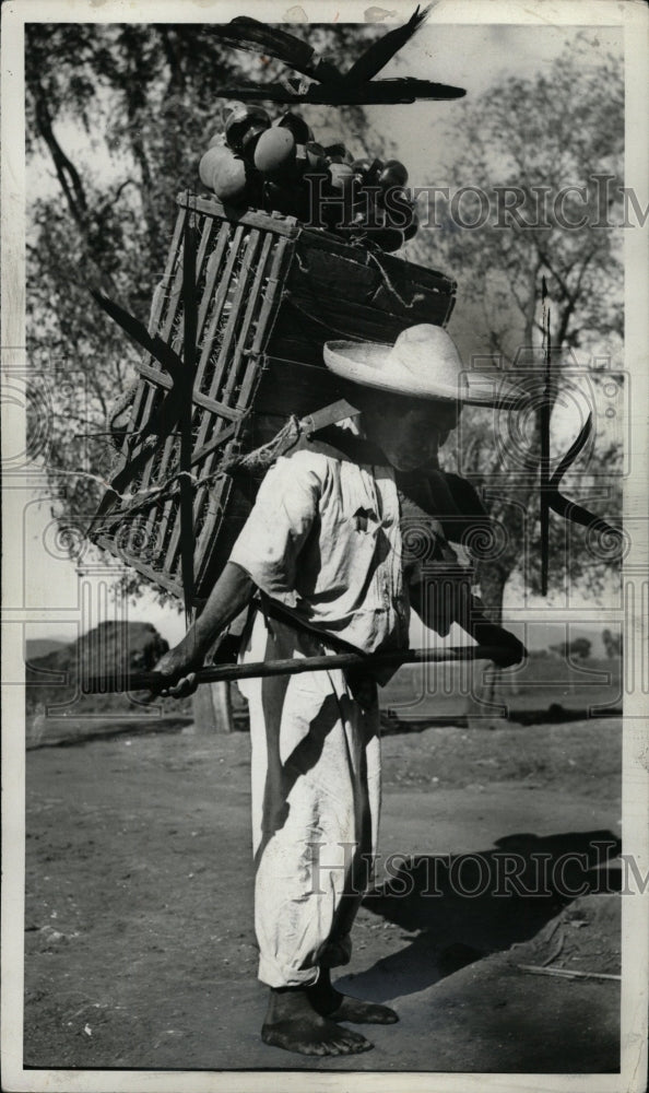 1941 Press Photo Mexican Cargador Patzcuaro - RRW81931 - Historic Images