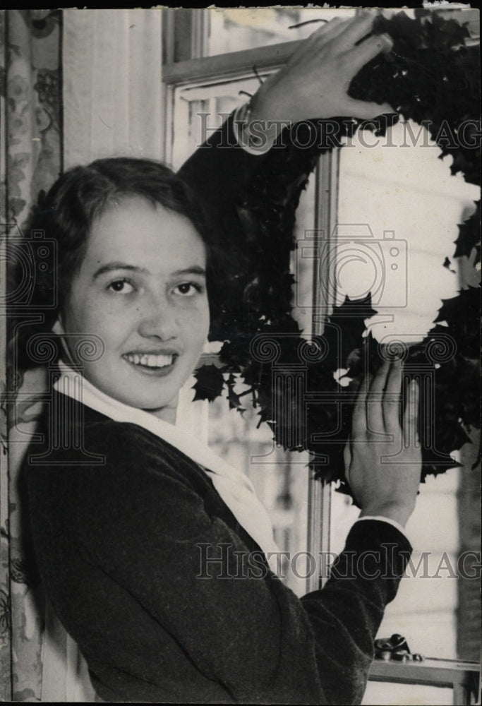 1932 Press Photo Betty White Hand Detroit Society Smile - RRW81943 - Historic Images