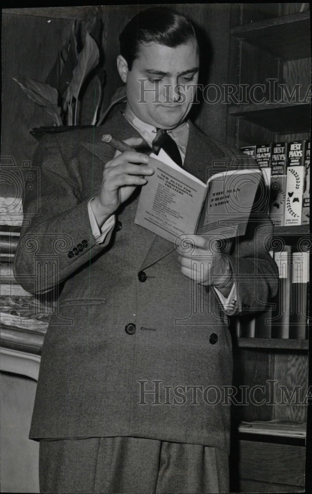 1943 Press Photo Michael Todd producer reads Alvin NY - RRW82149 - Historic Images