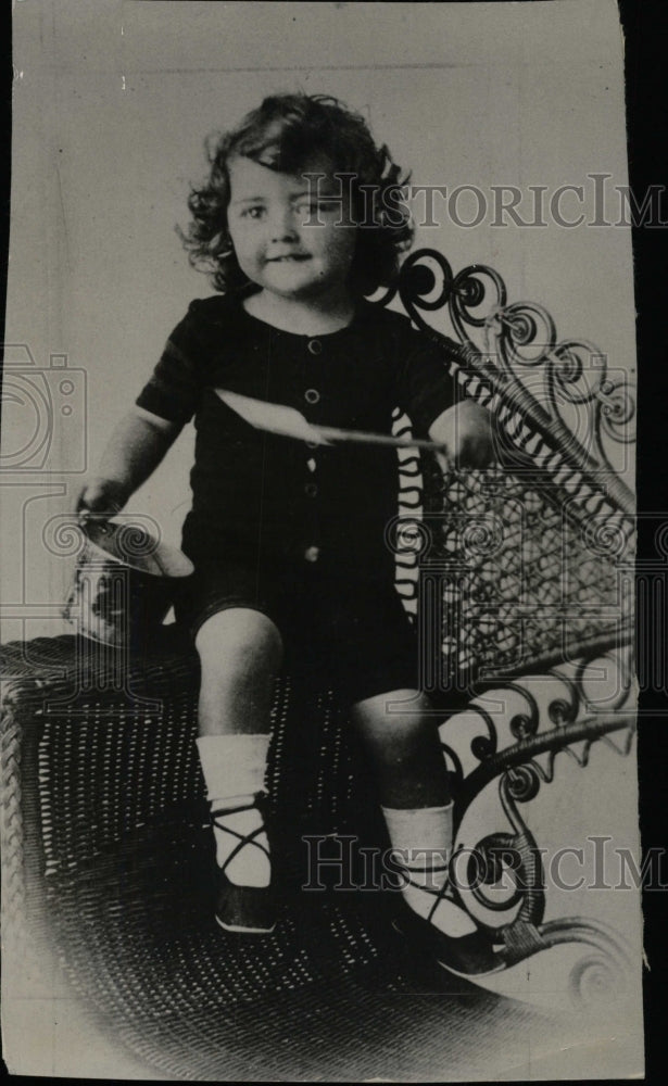 1939 Press Photo Joan worrying kid playing game sits - RRW82165 - Historic Images