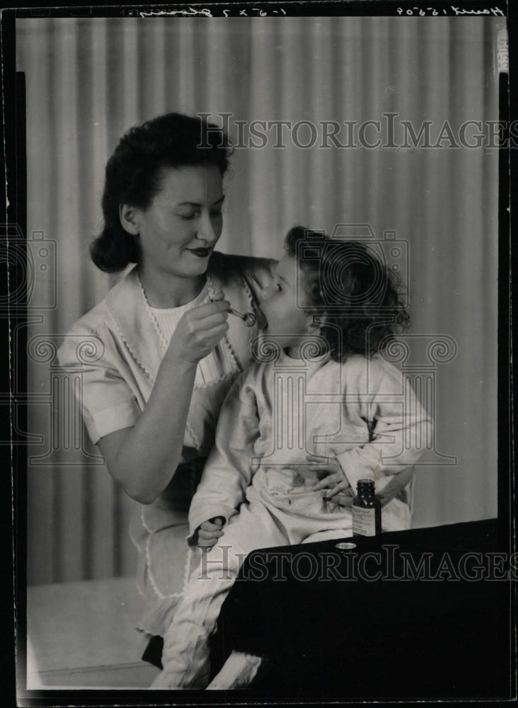 1947 Press Photo Mrs Hared Gombur Spoon Dobrtmats Grand - RRW82281 - Historic Images