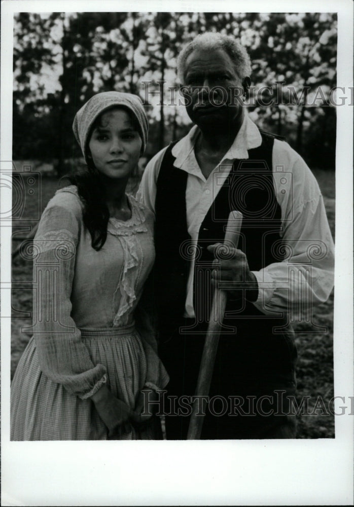 1993 Press Photo Actors Halle Berry And Ossie Davis - RRW82359 - Historic Images