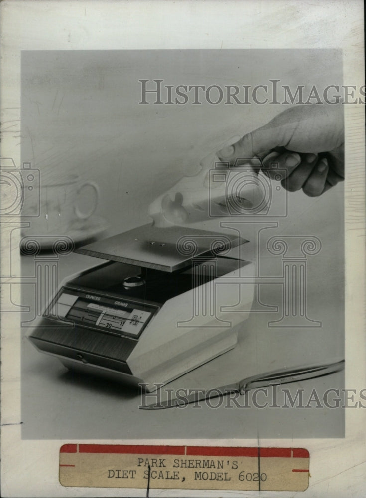 1968 Press Photo Park Sherman diet scale equipment food - RRW82615 - Historic Images