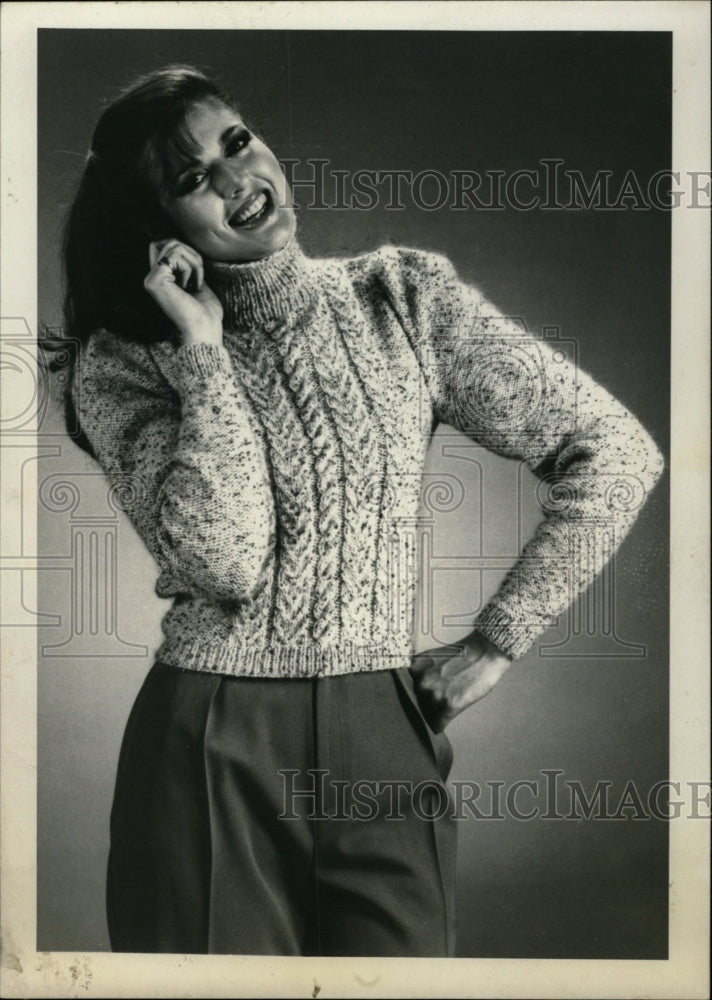 1982 Press Photo Fashion woman snuggly soft pullover - RRW82793 - Historic Images