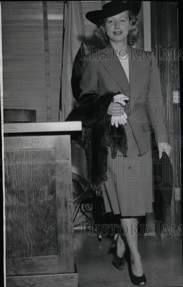 1944 Press Photo Los Angeles California Mrs Elizabeth - RRW82859 - Historic Images