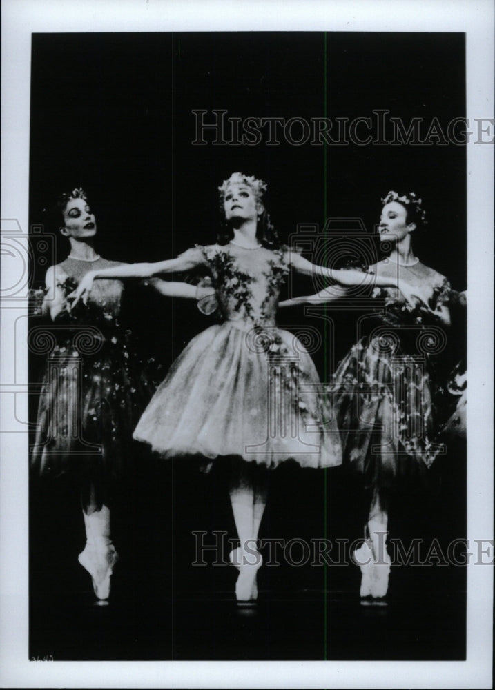 Press Photo Cameron Basden Dawn Caccamo Jodie Gates - RRW82973 - Historic Images