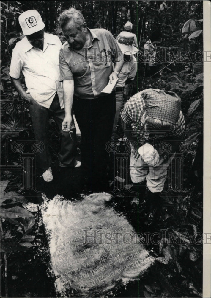 1981 Press Photo Mordechai Arbell Jules Robles Jews - RRW82983 - Historic Images