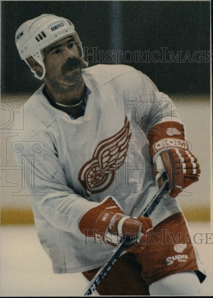 1988 Press Photo Paul MacLean Detroit Red Wings Hockey - RRW83161 - Historic Images