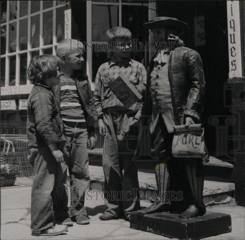 Press Photo three children look statue - RRW83163 - Historic Images