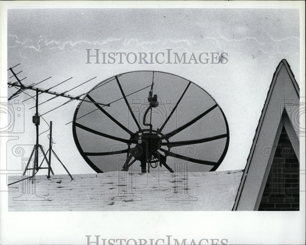 1986 Press Photo Satellite Dish Wave Receiver Chicago - RRW83243 - Historic Images