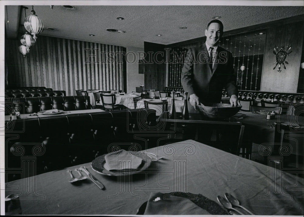 1988 Press Photo Dick Lutz King Table Special Salad - RRW83643 - Historic Images