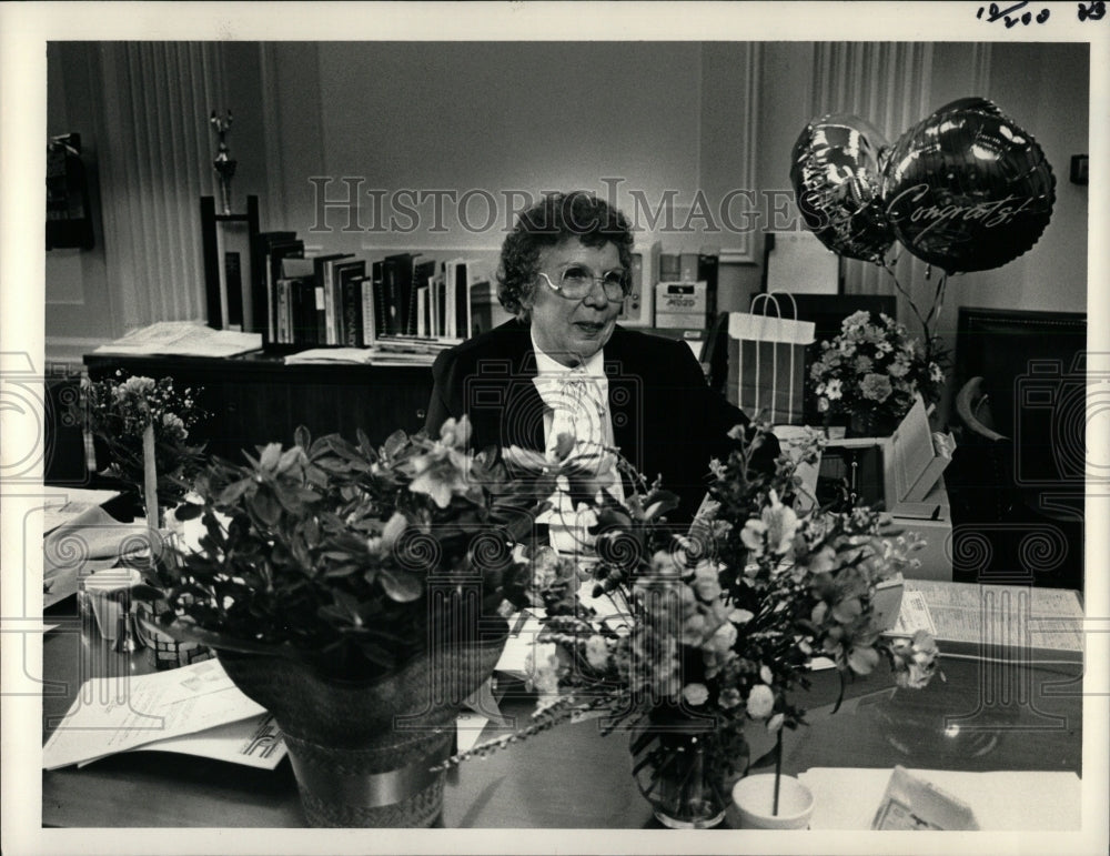 1987 Press Photo Edna Doyle Last Day Working - RRW83691 - Historic Images