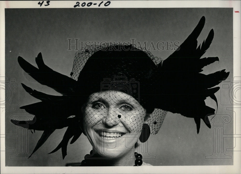 1986 Press Photo Actress Carolyn Dunn Models Hat - RRW83709 - Historic Images