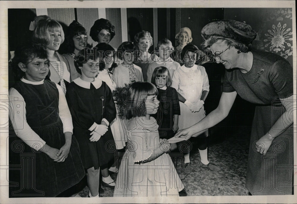 1964 Press Photo Mrs Ann Love Gets An Invitation - RRW83729 - Historic Images