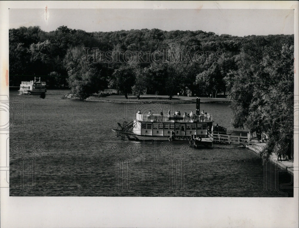 1991 Press Photo Metra&#39;s C&amp;NW Riverboat - RRW83751 - Historic Images